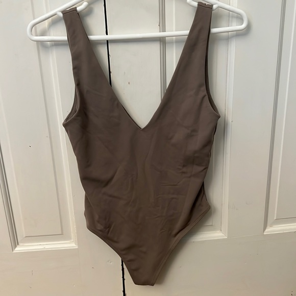 Aritzia Babaton Contour V-neck Bodysuit - Picture 1 of 2
